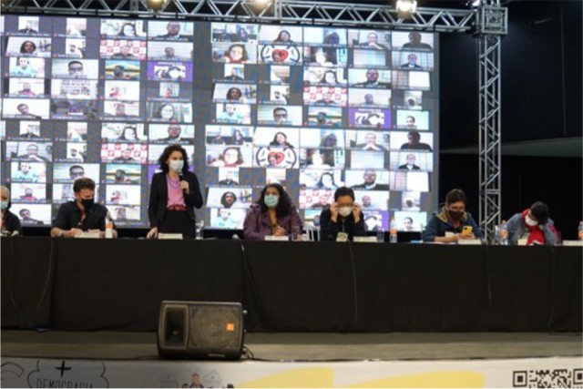 Encontro de bancos públicos abre a noite enaltecendo Brasil justo e democrático