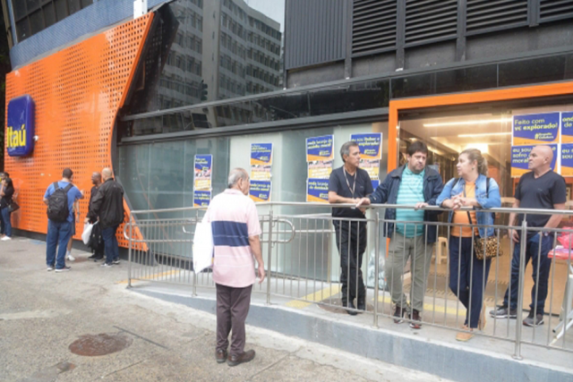 Sindicato protesta contra Itaú por fechamento de agências, demissões e adoecimento